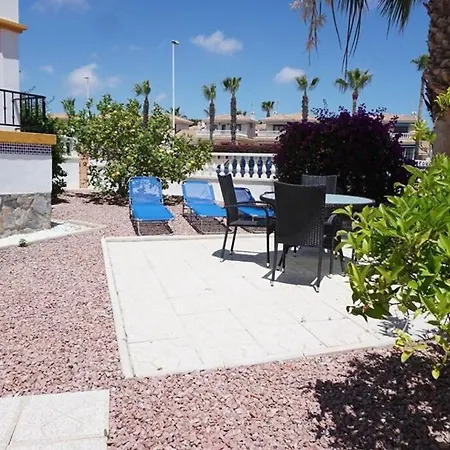 Apartment Spacious Ground Floor With Garden & Communal Pool *