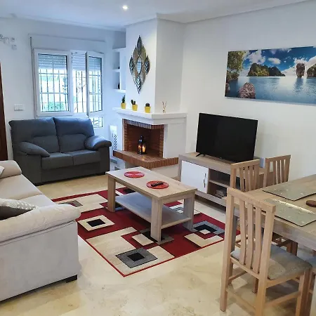 Spacious Ground Floor With Garden & Communal Pool *