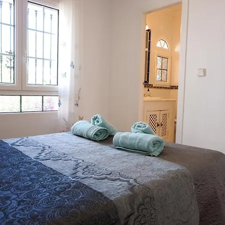 Spacious Ground Floor With Garden & Communal Pool Appartamento