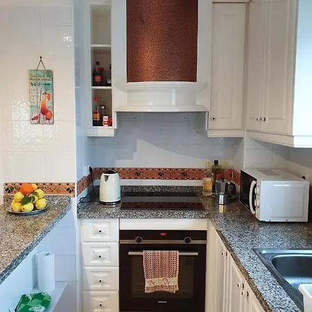 Spacious Ground Floor With Garden & Communal Pool